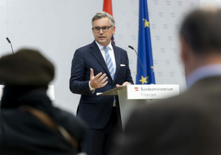 Finanzminister Magnus Brunner erläutert das vierte Gemeindepaket über eine Milliarde Euro für 2023 und 2024. Foto: BMF