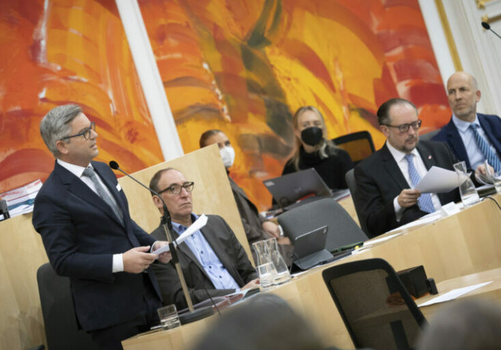 Finanzminister Magnus Brunner leitet den Auftakt der Budgetwoche im Parlament ein und erläuterte in seiner Rede die Schwerpunkte des Budgets für 2023. Klubobmann August Wöginger war für die ÖVP als Erster am Wort und hob die „soziale, wirtschaftliche und militärische Sicherheit“ hervor. Foto: Parlament/ Ulrike Wieser