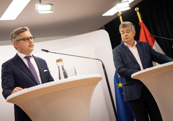 Finanzminister Magnus Brunner (ÖVP, l.) und Vizekanzler Werner Kogler (Grüne, r.) erläutern die zwei Wege, um Zufallsgewinne der Energielieferanten zu besteuern. Foto: BMF