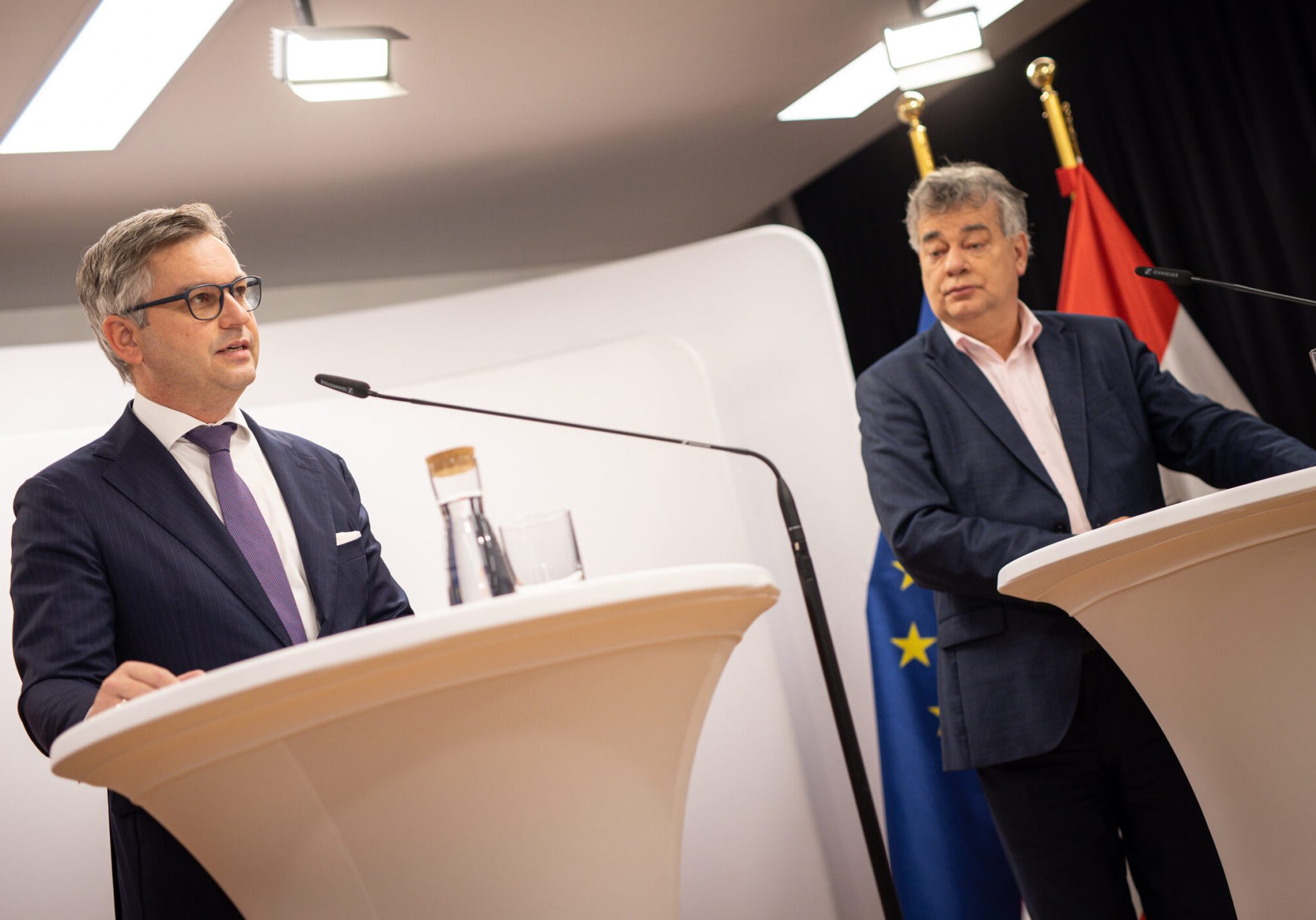 Finanzminister Magnus Brunner (ÖVP, l.) und Vizekanzler Werner Kogler (Grüne, r.) erläutern die zwei Wege, um Zufallsgewinne der Energielieferanten zu besteuern. Foto: BMF