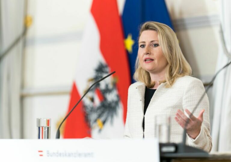 Jede Frau, die Hilfe braucht, soll Hilfe bekommen: Frauenministerin Susanne Raab. Foto: BKA/Christopher Dunker
