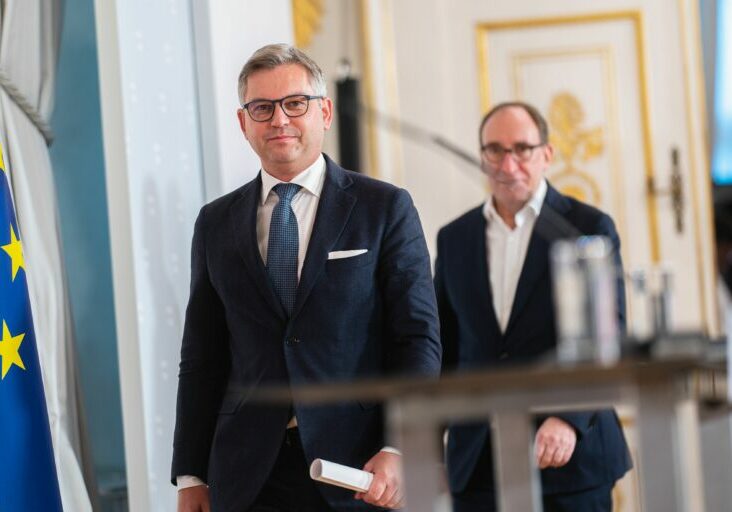 Am 14. Dezember 2022 nahmen Bundesminister Magnus Brunner (l.) und Bundesminister Johannes Rauch (r.) am Pressefoyer nach dem Ministerrat teil.