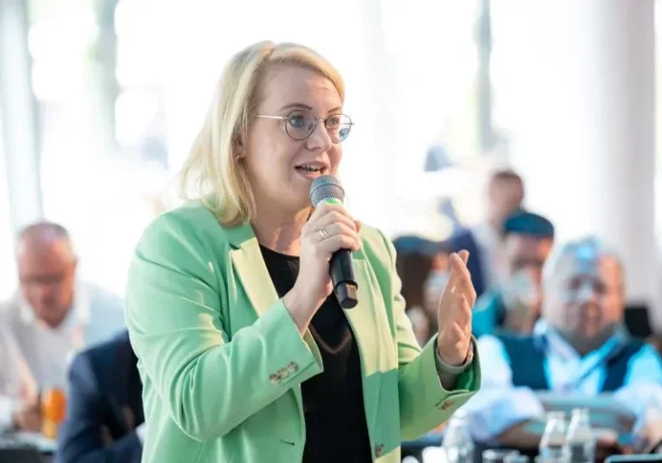 Den Blick in die Zukunft zu richten und Antworten auf die Herausforderungen zu finden: Das ist Anliegen und Inhalt der Österreich-Gespräche der Volkspartei. Diese werden von der Politischen Akademie organisiert (im Bild: Präsidentin Abg. Bettina Rausch). Bundesministerinnen und Bundesminister sprechen in allen Ländern zum Auftakt, Parlamentarier wirken mit, die Bürgerinnen und Bürger sind am Wort. Bild: Antonio Bayer