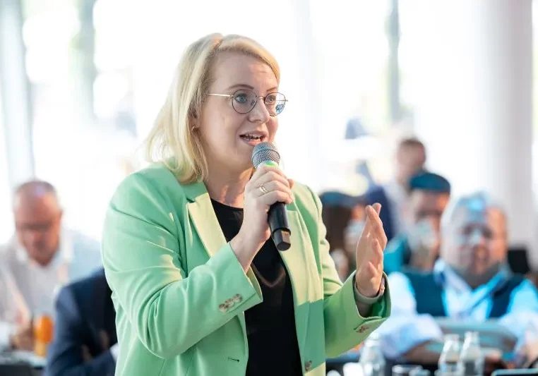 Den Blick in die Zukunft zu richten und Antworten auf die Herausforderungen zu finden: Das ist Anliegen und Inhalt der Österreich-Gespräche der Volkspartei. Diese werden von der Politischen Akademie organisiert (im Bild: Präsidentin Abg. Bettina Rausch). Bundesministerinnen und Bundesminister sprechen in allen Ländern zum Auftakt, Parlamentarier wirken mit, die Bürgerinnen und Bürger sind am Wort. Bild: Antonio Bayer