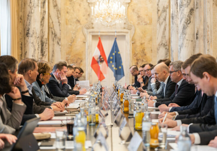 Es gibt viel zu tun für die Reformgruppe um die Zahl der offenen Stellen zu senken und die Beschäftigung anzuheben. Erste Ergebnisse erwartet sich die Regierung bis zum Ende des ersten Quartals 2023. Foto: BMAW/Holey