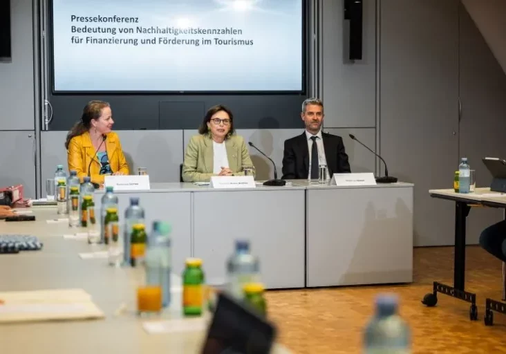 Der Tourismus setzt auf Nachhaltigkeit, neue Daten unterstützen dabei Betriebe und Banken: Die Kontrollbank entwickelte den ESG Data Hub, präsentiert von Susanne Kraus-Winkler, Tourismus-Staatssekretärin (M.), Nastassja Cernko, Gruppenleiterin Nachhaltigkeit bei der Oesterreichischen Kontrollbank (l.) und Matthias Matzer, Geschäftsführer der Österreichischen Hotel- und Tourismusbank (r.). Foto: BMAW/Enzo Holey