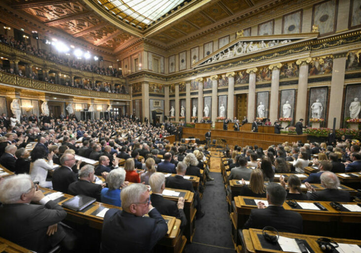 Das sanierte Parlament wurde eröffnet (Bild), nun sind Besucherinnen und Besucher geladen. Foto: Johannes Zinner