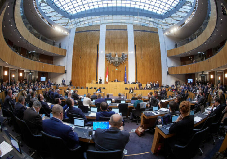 Mit einem Punktesieg der Koalitionsregierung endete die von der SPÖ verlangte Sondersitzung des Nationalrats am 12.Mai (Bild: Jänner-Plenum). Foto: Parlament/Thomas Topf