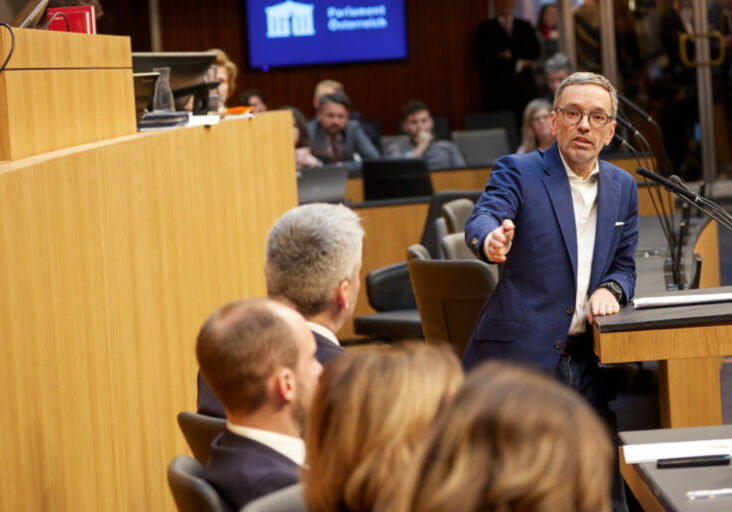 Den vielen Angriffen von FPÖ-Chef Herbert Kickl gegen die Bundesregierung und Bundeskanzler Nehmer entgegen nur ÖVP-Gneralsekretär Stocker. Foto: Parlamentsdirektion/Thomas Topf
