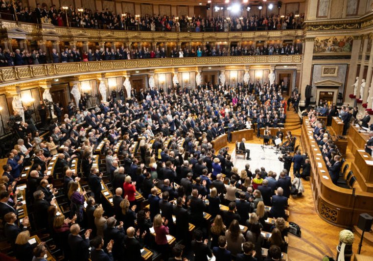 "Ich gelobe .... ": Applaus aller Fraktionen erhielt Bundespräsident Alexander Van der Bellen, der am 26.Jänner 2023 von der Bundesversammlung für eine zweite Amtsperiode als Staatsoberhaupt angelobt wurde. Foto: Parlament/Johannes Zinner