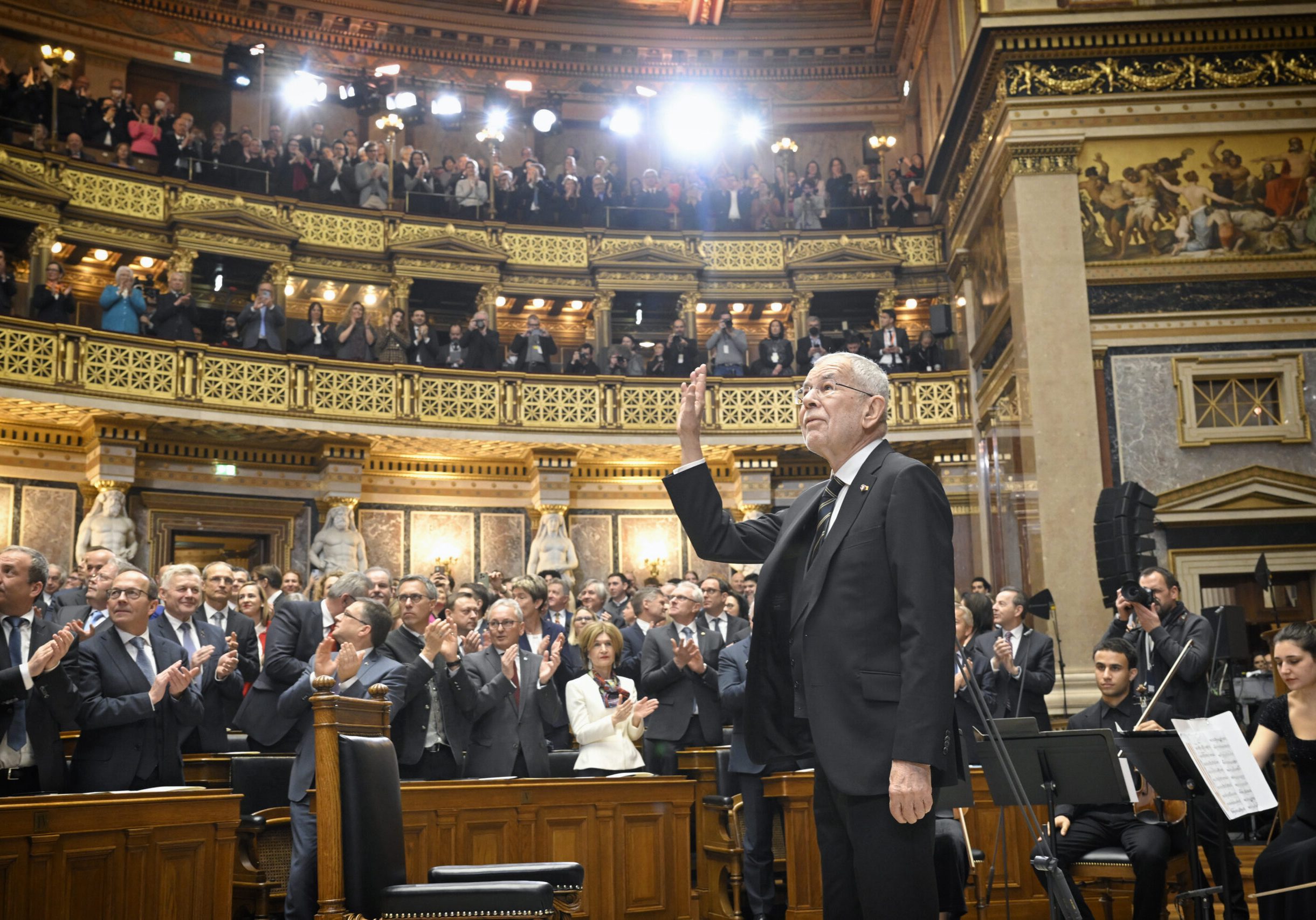 Bundespräsident Alexander Van der Bellen kündigte an, die Bundesregierung mit der Fortführung der Verwaltung zu betrauen und dann auszuloten, welche tragfähigen Kompromisse zwischen den Parlamentsparteien möglich sind, um eine Regierungsmehrheit zu finden. Im Bild Van der Bellen bei der Angelobung für eine zweite Amtsperiode im Jänner 2023. Foto: Parlament / J. Zinner