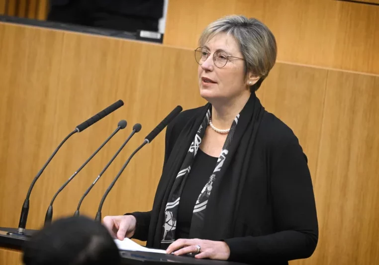 ÖVP-Justizsprecherin Gabriele Steinacker spricht beim Verbotsgesetz von einer "zero-tolerance Politik" im Kampf gegen Antisemitismus und Radikalisierung. Foto: Parlamentsdirektion/Johannes Zinner