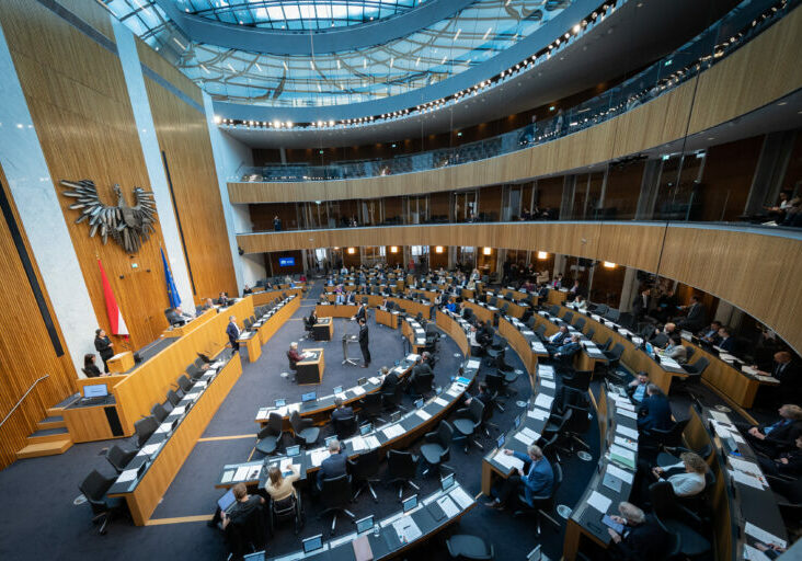 Der nächste Schritt gegen Fehlverhalten und gegen Kriminalität: Der Nationalrat beschloss ein Gesetz, das Hinweisgeber schützt. Foto: Parlament/Ulrike Wieser