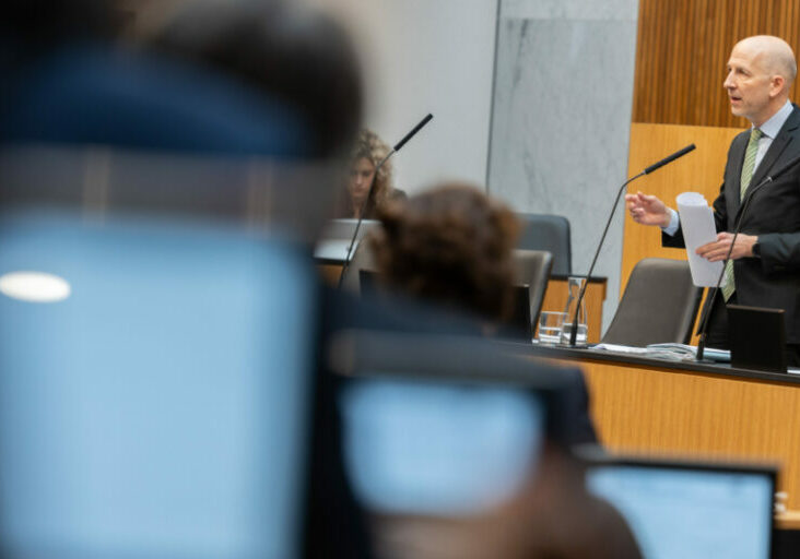 Für Wahlfreiheit bei Arbeitszeit und hohe Beschäftigung für Wohlstand: Arbeitsminister Martin Kocher vor dem Nationalrat. Foto: Ulrike Wieser