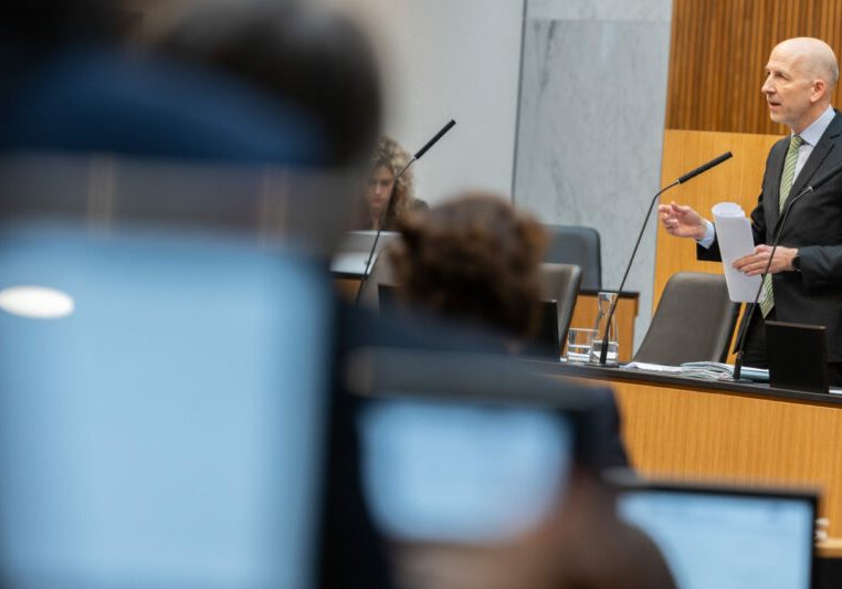 Für Wahlfreiheit bei Arbeitszeit und hohe Beschäftigung für Wohlstand: Arbeitsminister Martin Kocher vor dem Nationalrat. Foto: Ulrike Wieser
