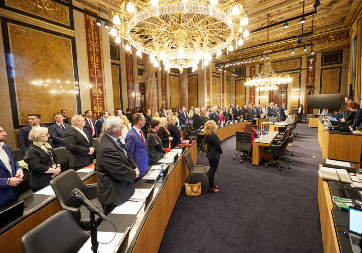 Nach den Landtagswahlen von Niederösterreich und Kärnten wurden im Bundesrat neue Mitglieder angelobt. Die Regierung hat dank der Zugewinne für die ÖVP wieder die Mehrheit im Bundesrat. Die Nationalratsbeschlüsse wurden nicht beeinsprucht, weitere Zuschüsse und Förderungen werden in Kraft gesetzt. Foto: Thomas Topf