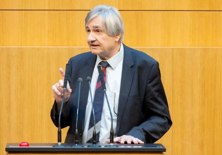 ÖVP-Gesundheitssprecher Josef Smolle von der SPÖ erinnert die SPÖ, dass besonders in Wien eine Zwei-Klassen-Medizin vorherrscht. Foto: Parlamentsdirektion/Anna Rauchenberger