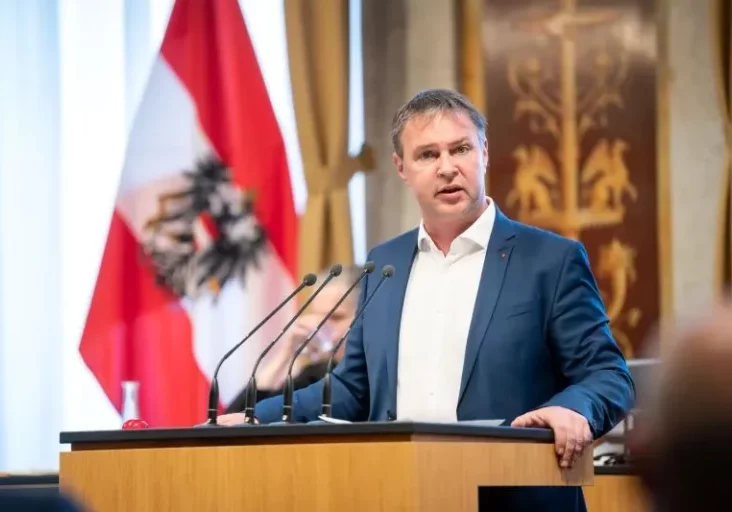 Bundesrat Andreas Babler: Als SP-Vorsitzender bläst ihm Gegenwind aus allen Richtungen entgegen. Jetzt auch von der Israelitischen Kultusgemeinde. Foto (im Mai im Bundesrat): David Bohmann