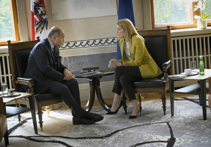 Von links: Nationalratspräsident Wolfgang Sobotka (ÖVP), Präsidentin des Europäischen Parlaments Roberta Metsola. Foto: Parlamentsdirektion/Johannes Zinner