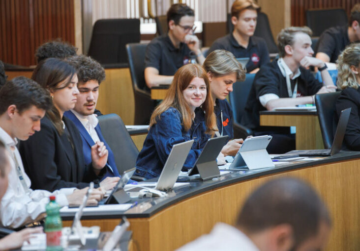 Beim ÖSIP kommen Schülervertreter aus allen Teilen Österreichs zusammen und debattieren über bildungspolitische Themen. Foto: Parlamentsdirektion/Arman Rastegar