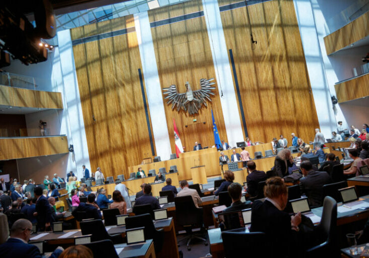 Die Regierungsparteien, Volkspartei und Grüne, beschlossen in einer Sondersitzung des Nationalrats am 1. Juni weitere Maßnahmen für den Klimaschutz, die Leitbetriebe und für Familien - trotz der Blockade-Haltung der Opposition. Foto: Parlament: Tobias Topf