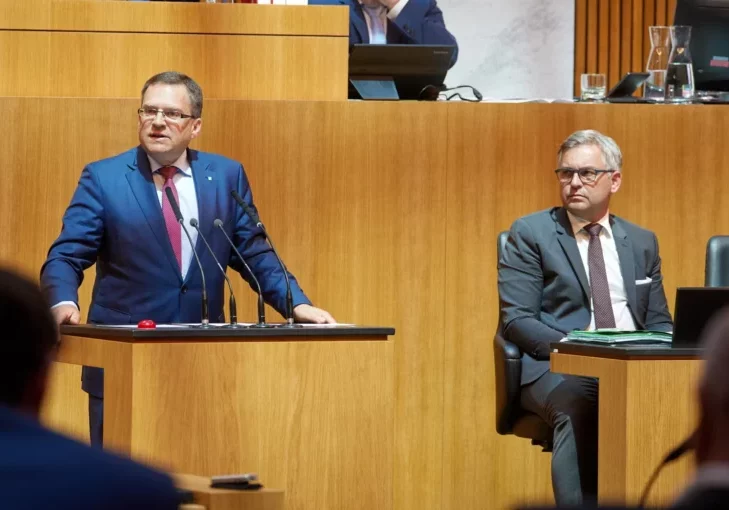 ÖVP-Klubobmann August Wöginger und Finanzminister Magnus Brunner bei der Budgetdebatte des Nationalrats. Die Entlastungen wirken, die Lohnerhöhungen kommen an, die Kaufkraft wird gestärkt. Die Abschaffung der kalten Progression ist das Herzstück der steuerlichen Entlastungen. Foto: Thomas Topf