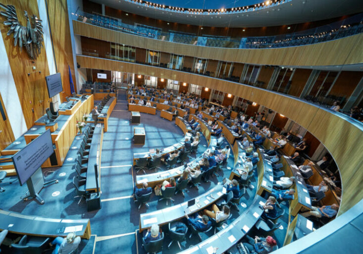 Im Zuge des Parlamentarischen Forums zu KI und deren Auswirkungen auf die Demokratie diskutierten Vertreter der parlamentarischen Fraktionen über die Implikationen. Für die ÖVP dabei: Eva Maria Himmelbauer. Foto: Parlamentsdirektion/Thomas Topf