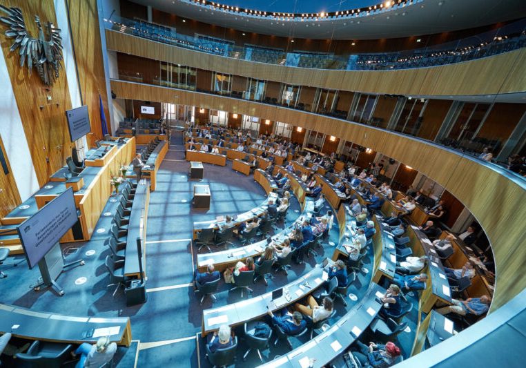 Im Zuge des Parlamentarischen Forums zu KI und deren Auswirkungen auf die Demokratie diskutierten Vertreter der parlamentarischen Fraktionen über die Implikationen. Für die ÖVP dabei: Eva Maria Himmelbauer. Foto: Parlamentsdirektion/Thomas Topf