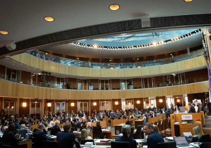 Der Mietpreisdeckel soll eine Verfassungsbestimmung werden: Noch in der Sondersitzung des Nationalrats hat Bundeskanzler Karl Nehammer die Oppositionsparteien eingeladen, das Einende zu suchen, und ein Gesprächsangebot unterbreitet. Nun verhandeln Johann Singer (ÖVP) und Nina Tomaselli (Grüne) mit den anderen Fraktionen. Foto: Parlament/Ulrike Wieser
