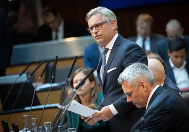 Finanzminister Magnus Brunner: Der Bund bleibt auf der Gebührenbremse, unterstützt die Gemeinden. Österreich braucht stabile Budgets, um für Krisen gerüstet zu sein. Foto: Parlament/Ulrike Wieser