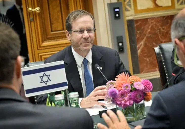 Ausrückliche Anerkennung für das Engagement der Regierung Österreichs gegen den Antisemitismus: Österreich sei ein Beispiel für viele Nationen, sagte Israels Präsident Jitzchak Herzog bei seinem Besuch in Österreich, im Bild beim Gespräch mit Parlamentspräsident Wolfgang Sobotka. Foto: Parlament/Johannes Zinner