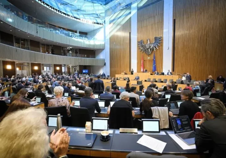Weitere Entlastungen, konkret bei den Gebühren, und schärfere Bestimmungen für die Abschöpfung überdurchschnittlicher Gewinne von Energieunternehmen beschloss der Nationalrat in seiner Plenartagung am Mittwoch. Foto: Parlament / Johannes Zinner