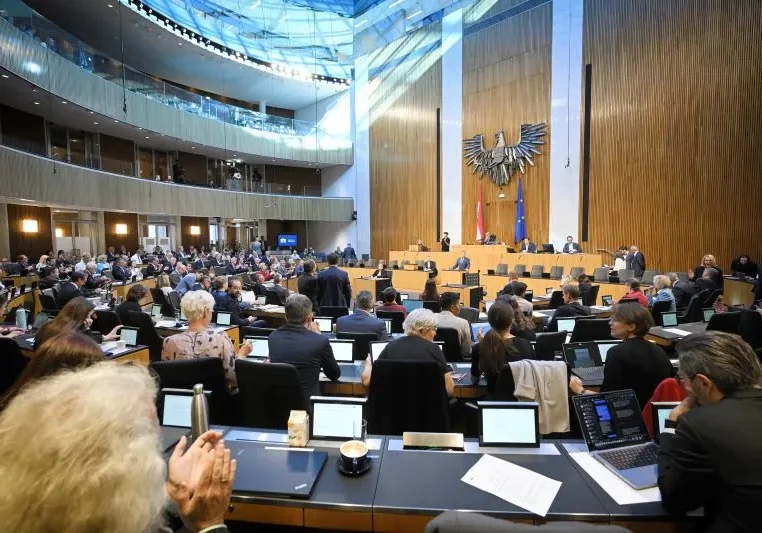 Weitere Entlastungen, konkret bei den Gebühren, und schärfere Bestimmungen für die Abschöpfung überdurchschnittlicher Gewinne von Energieunternehmen beschloss der Nationalrat in seiner Plenartagung am Mittwoch. Foto: Parlament / Johannes Zinner