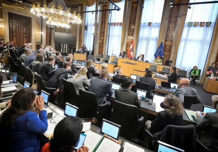 Neue Mandatarinnen wurden im Bundesrat angelobt. Thema der aktuellen Stunde: Schutz von Frauen vor Gewalt. Foto: Johannes Zinner