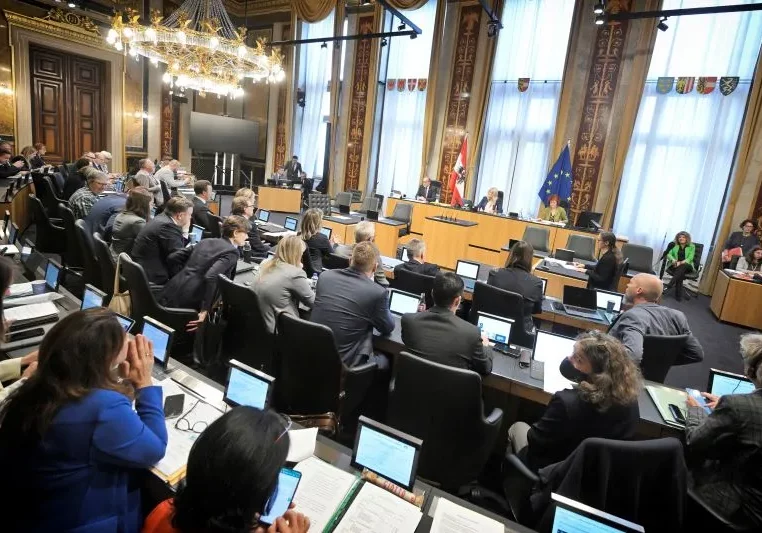 Neue Mandatarinnen wurden im Bundesrat angelobt. Thema der aktuellen Stunde: Schutz von Frauen vor Gewalt. Foto: Johannes Zinner
