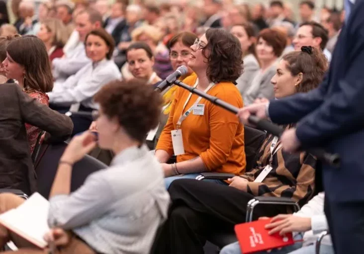 Freiwillige berichteten und diskutierten im Parlament ihre Einsätze anlässlich des Berichts "WeltWegWeiser" von "Jugend eine Welt". Fotos: Parlament/Bubu Dujmic