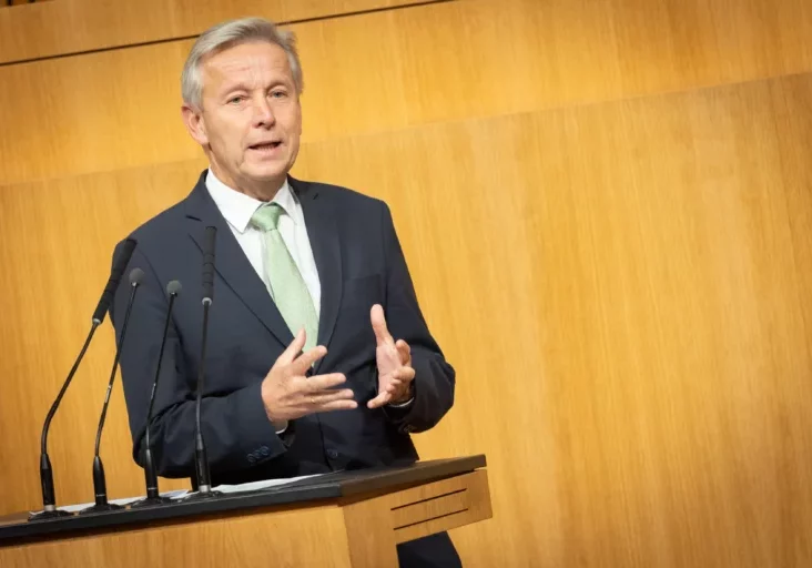 Reinhold Lopatka kann jahrelange politische Erfahrung in den verschiedensten Rollen und Funktionen vorweisen. Derzeit ist er außenpolitischer Sprecher der ÖVP im Nationalrat und wird am 9. Juni die ÖVP als Spitzenkandidat in die EU-Wahl führen. Foto: Parlamentsdirektion / Ulrike Weiser