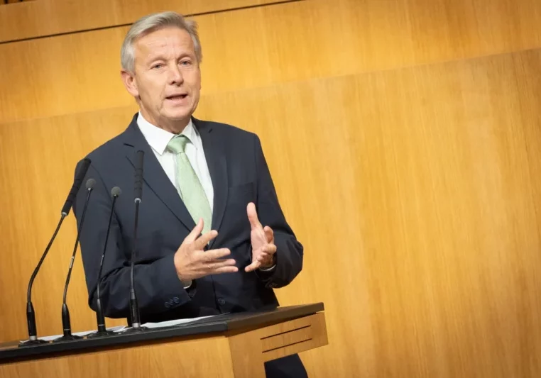Reinhold Lopatka kann jahrelange politische Erfahrung in den verschiedensten Rollen und Funktionen vorweisen. Derzeit ist er außenpolitischer Sprecher der ÖVP im Nationalrat und wird am 9. Juni die ÖVP als Spitzenkandidat in die EU-Wahl führen. Foto: Parlamentsdirektion / Ulrike Weiser