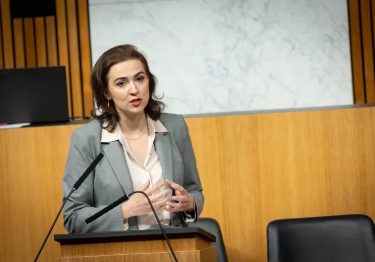 Die ÖVP hat Fragen und will Auskunft von der Grünen Justizministerin Alma Zadic. Foto: Parlamentsdirektion/Ulrike Wieser
