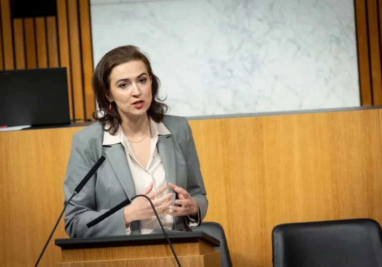 Die ÖVP hat Fragen und will Auskunft von der Grünen Justizministerin Alma Zadic. Foto: Parlamentsdirektion/Ulrike Wieser