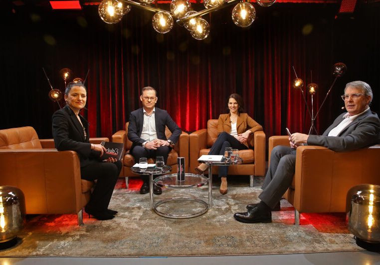 Karoline Edtstadler zu Gast im Club3 bei Gernot Bauer (profil), Petia Mladenova (Kronen-Zeitung) und Martin Gebhart (Kurier). Foto: Kurier/Gerhard Deutsch