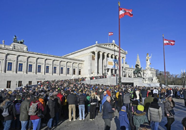 Die Bevölkerung in Österreich vertraut Parlament und Regierung zu einem deutlichen höheren Anteil als jene im Durchschnitt der Europäischen Union. Zuzm Bild: Am ersten Tag des eröffneten renovierten Parlamensgebäudes im Jänner 2023 kamen 12.000 Besucherinnen und Besucher in das Hohe Haus am Ring, bis November 2024 waren es eine Million Besucher. Foto: Parlament/Bernhard Zofall
