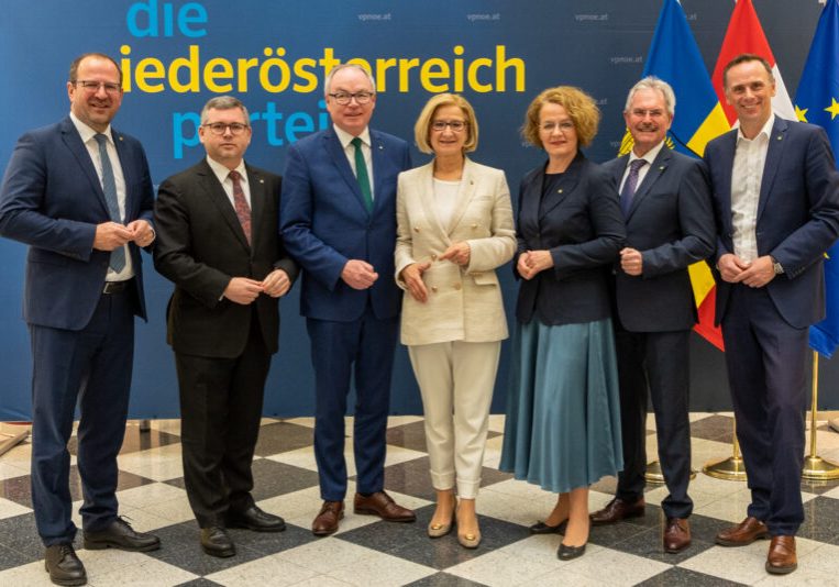 Johanna Mikl-Leitner, Landeshauptfrau und ÖVP-Landesobfrau (M.) stellt mit dem ÖVP-Regierungsteam die personellen Weichen. Foto: VPNÖ