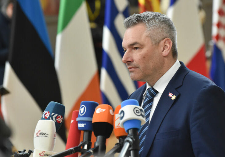 Reisediplomatie für Allianzen: Bundeskanzler Karl Nehammer reist am 2. Mai nach Rom, um mit Italiens Ministerpräsidentin Giorgia Meloni weitere Maßnahmen gegen illegale Migration zu beraten (im Bild beim EU-Gipfel im Februar). Foto: EU