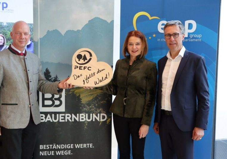 Das PEFC-Gütesiegel bescheinigt aktive, nachhaltige und klimafitte Bewirtschaftung des Forstes. In Österreich sind zwei Drittel der Waldfläche PEFC-zertifiziert, bestätigen Präsident Felix Montecuccoli, MEP Simone Schmiedtbauer und Abg. Georg Strasser, Präsident des Bauernbundes. Foto: Bauernbund