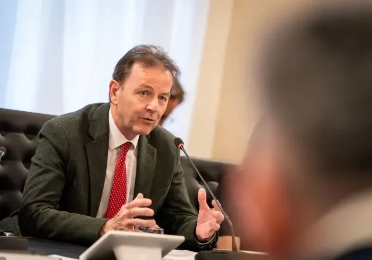 Österreichs sechs Volksgruppen erhalten 2024 wiederum mehr Mittel aus dem Bundeshaushalt, um damit ihre Sprache und ihre Kultur zu erhalten und zu pflegen: ÖVP-Volksgruppensprecher Nikolaus Berlakovich, im Bild bei der Dialogplattform im März im Parlament. Foto: David Bohrmann
