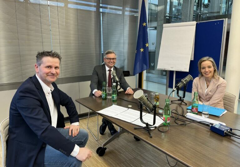Klimawandel mit ökosozialer Marktwirtschaft: (v.r.) Kristina Schröder, Magnus Brunner und Christian Gerd Laudenbach im Gespräch. Foto: Politische Akademie