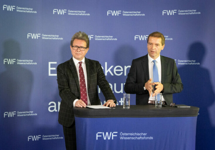 Grundlagenforschung: Bundesminister Martin Polaschek (li.) und FWF-Präsident Christof Gattringer (re.) präsentierten den Jahresbericht des Fonds zur Förderung wissenschaftlicher Forschung. Dessen Leitlinie (im Hintergrund): Entdecken, worauf es ankommt. Foto: FWF/Luiza Puiu