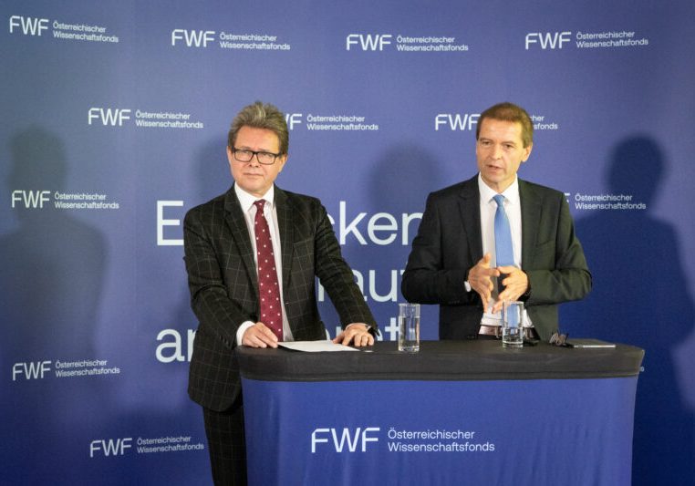 Grundlagenforschung: Bundesminister Martin Polaschek (li.) und FWF-Präsident Christof Gattringer (re.) präsentierten den Jahresbericht des Fonds zur Förderung wissenschaftlicher Forschung. Dessen Leitlinie (im Hintergrund): Entdecken, worauf es ankommt. Foto: FWF/Luiza Puiu