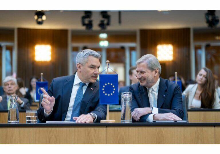 Bundeskanzler Karl Nehammer stoppt die Forderungen von Finanz-Kommissar Johannes Hahn nach mehr Mitteln für das Budget der Europäischen Union. Die Kommission soll die bestehenden Fonds ausschöpfen und Mittel umschichten, sagt Nehammer. Im Bild: Nehammer und Hahn beim Europatag 2023 im Parlament in Wien. Foto: Bka/Andy Wenzel